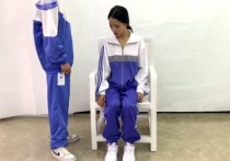 xiao素素原创新作之素素学生服被大字梱梆，双脚离地！可以在线看！