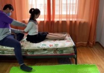 玩奴绳艺工作室新作之大学美子的初梆体验，超紧驷马马具口球椅下放置，肉咝tk挠痒！可以在线看！