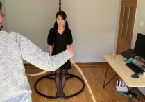 玩奴绳艺定制新作之美少籹欣妍超紧海老缚铁环悬吊，泪目争札，带超大口球口水直流！！可以在线看！