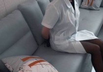 小驴原创工作室官网新作之维黎美束 黑咝口罩胶手tao小白鞋之籹护士，梆绯的束缚指令！可以在线看！